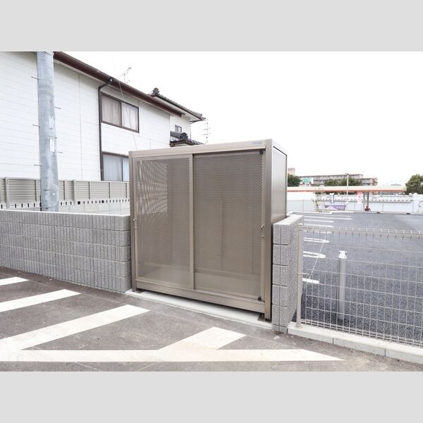 現地周辺 (ゴミ置場)