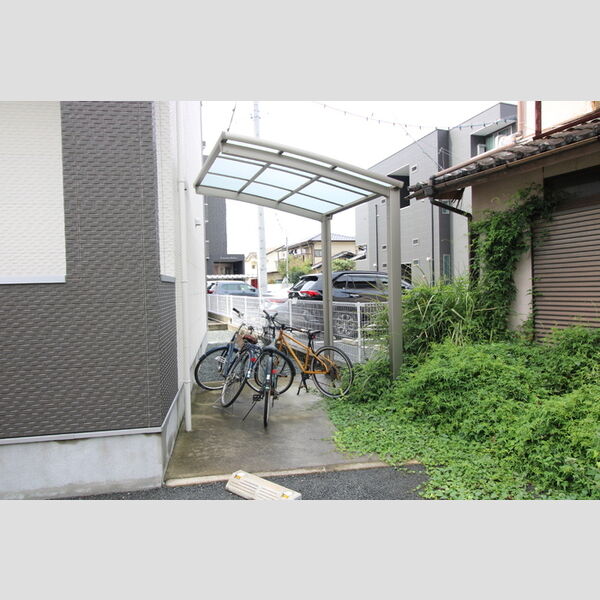 現地周辺 (駐輪場)