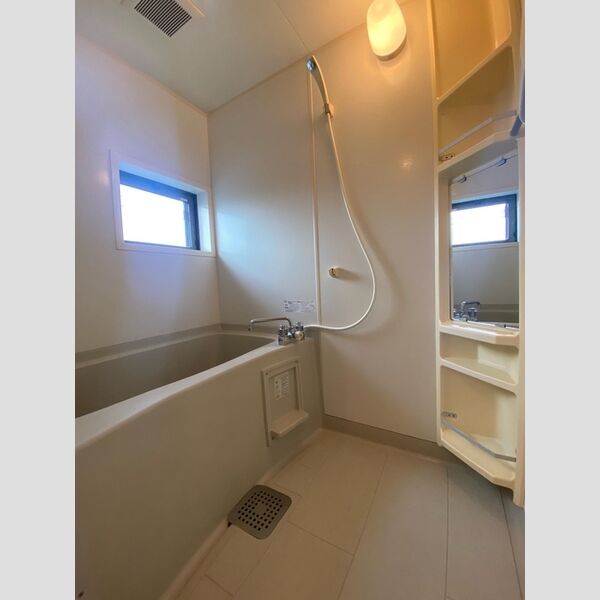 バス (201　浴室)