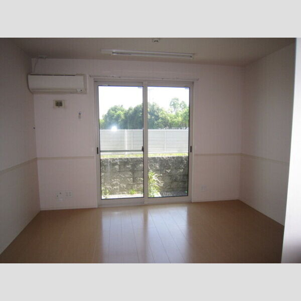 居室・リビング (洋室エアコン、物干し付)