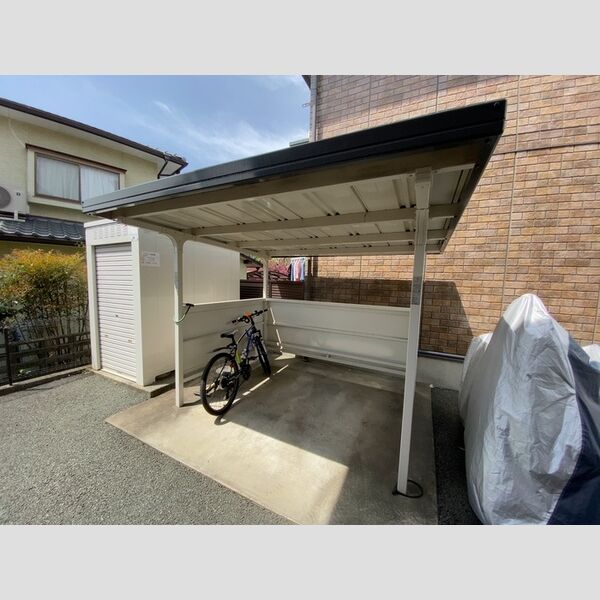 現地周辺 (敷地内駐輪場)