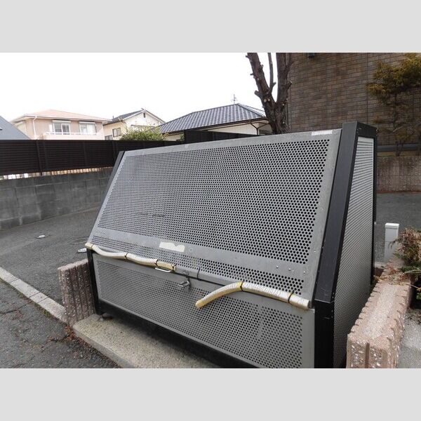 現地周辺 (ゴミ置場)