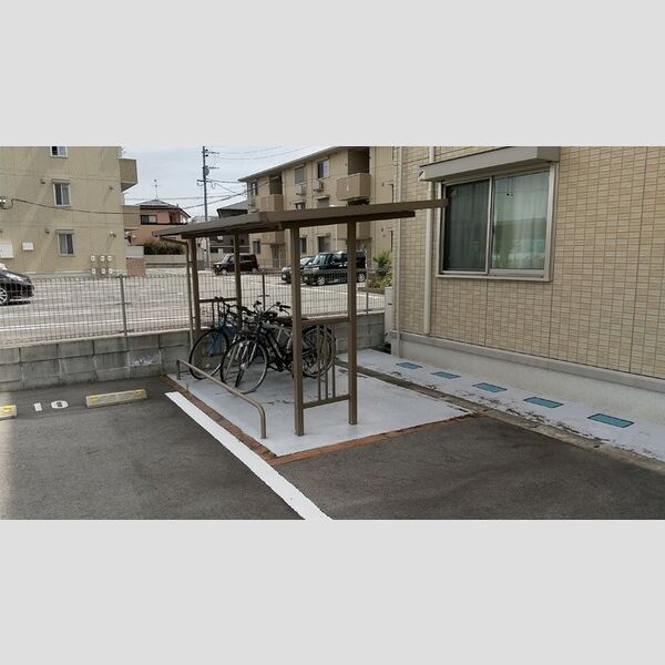 現地周辺 (駐輪場)