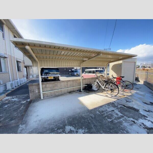 現地周辺 (駐輪場)