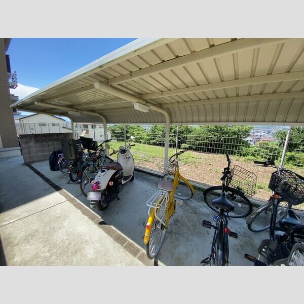 現地周辺 (駐輪場)