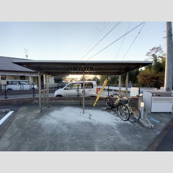 現地周辺 (駐輪場)