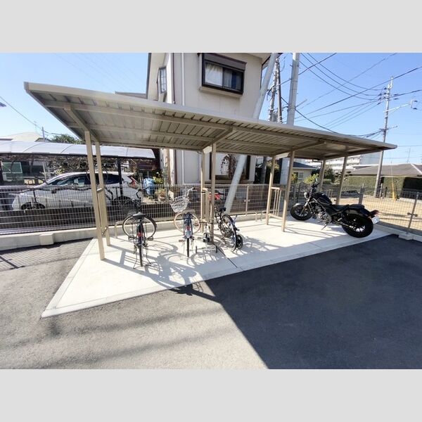 現地周辺 (駐輪場)