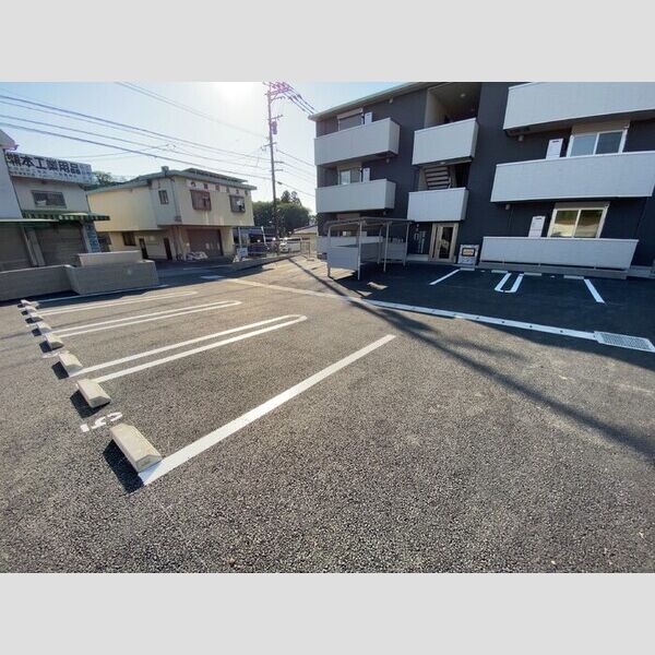 現地周辺 (敷地内駐車場)