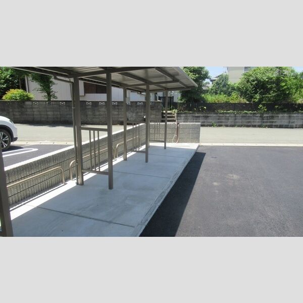 現地周辺 (駐輪場)