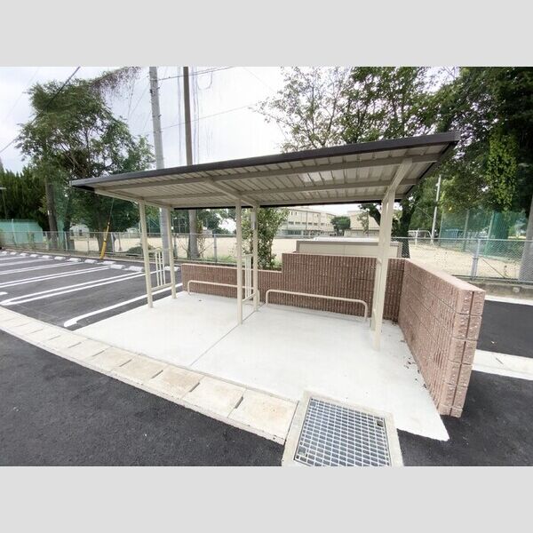 現地周辺 (駐輪場)