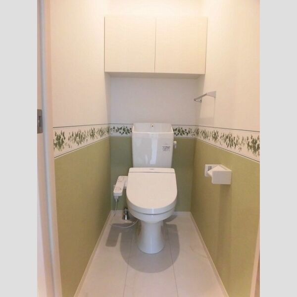 トイレ (102　収納棚付きのトイレ)