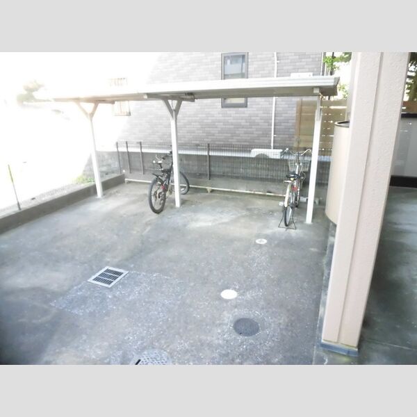 現地周辺 (駐輪場)