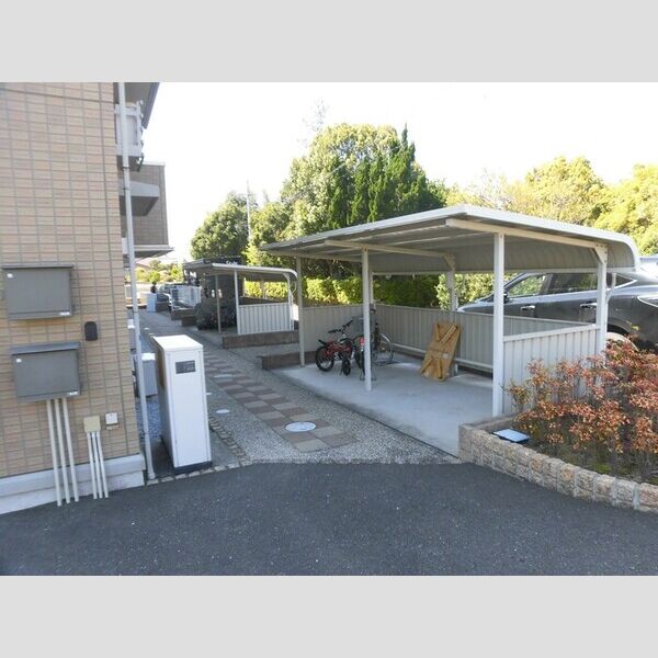 現地周辺 (駐輪場)