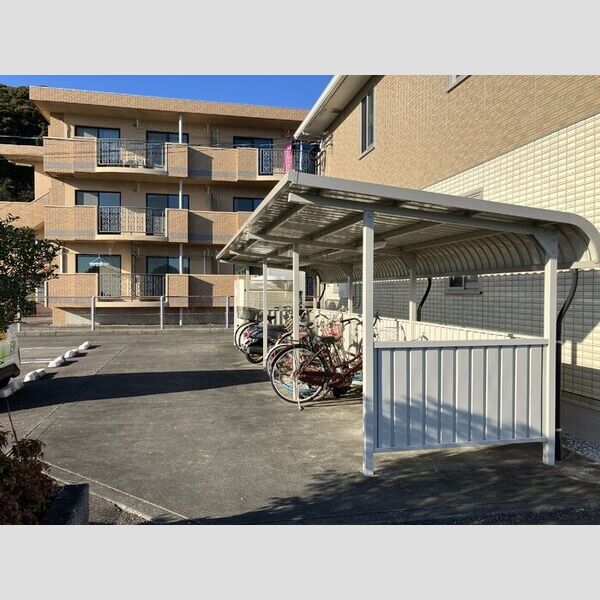 現地周辺 (駐輪場)