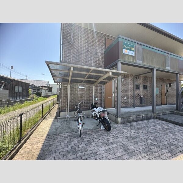 現地周辺 (駐輪場)