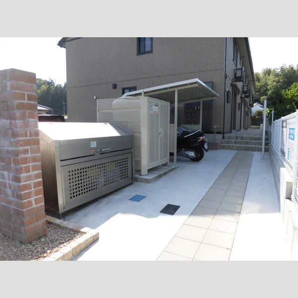 現地周辺 (ゴミ庫・駐輪場)