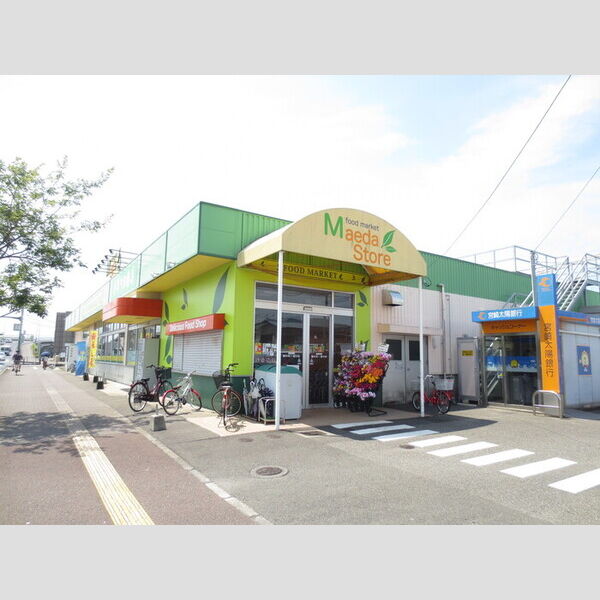 現地周辺 (マエダストア　690m)