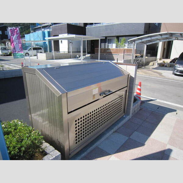 現地周辺 (ゴミ置場)