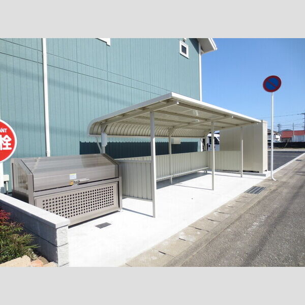 現地周辺 (駐輪場　ゴミ庫)