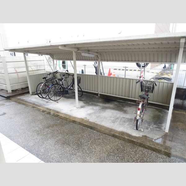 現地周辺 (駐輪場)