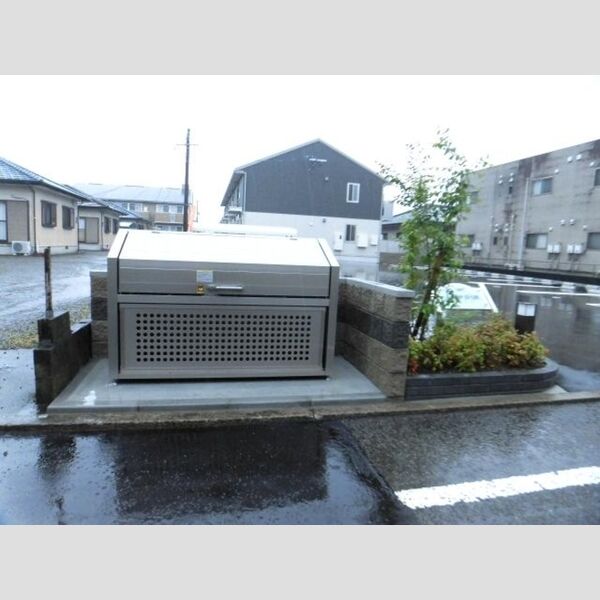 現地周辺 (ゴミ庫)
