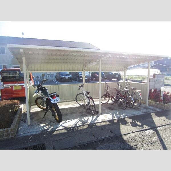 現地周辺 (駐輪場)