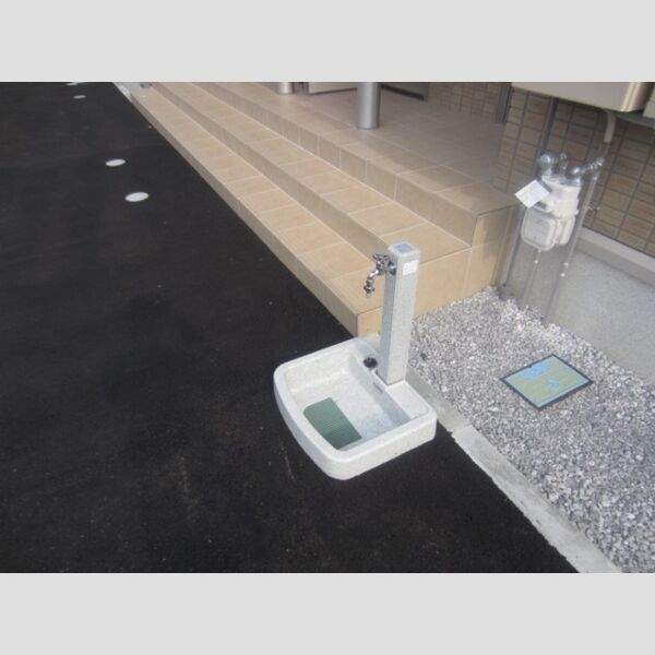 現地周辺 (ワンちゃんの足も洗えます!)