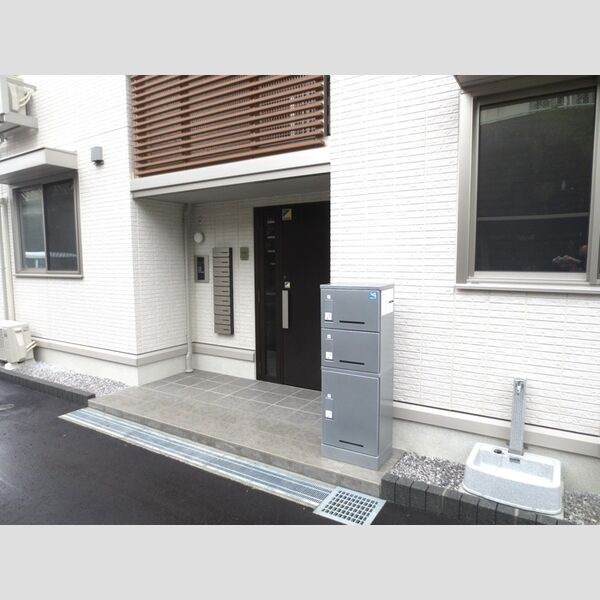 エントランス (宅配BOX付きオートロック)