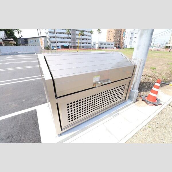 現地周辺 (建物専用ゴミ置き場)