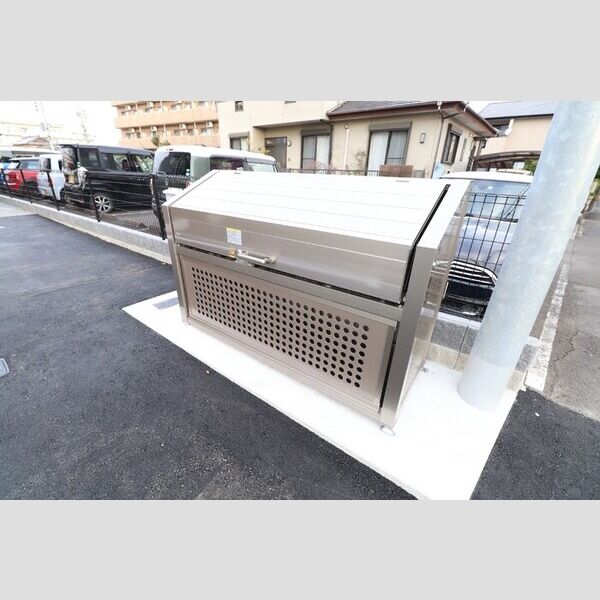 現地周辺 (建物専用ゴミ置き場)
