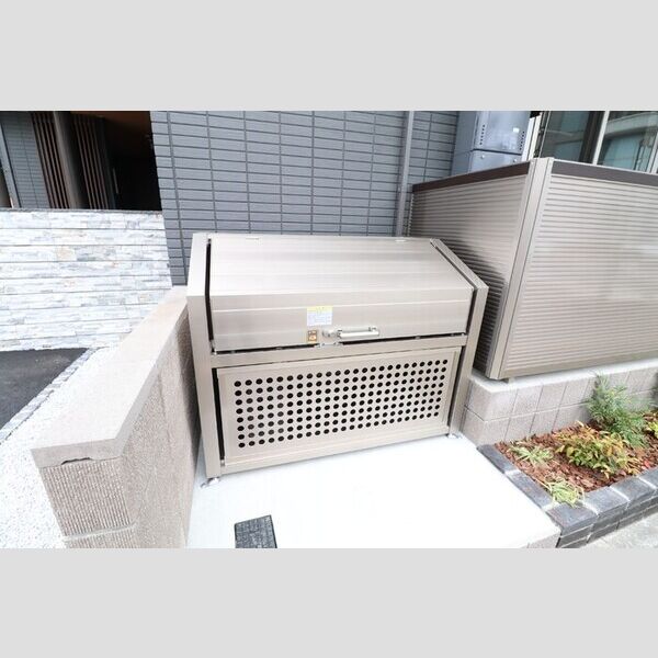 現地周辺 (建物専用ゴミ捨て場)