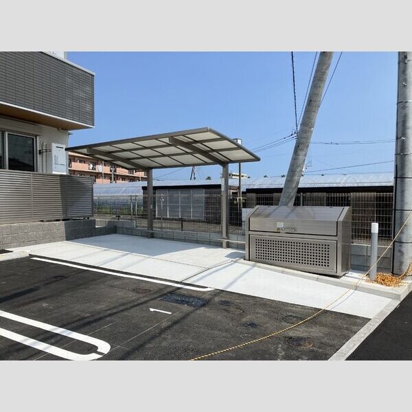 現地周辺 (駐輪場　ゴミ庫)