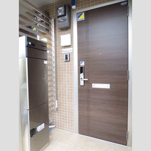 玄関 (B102　宅配ボックス付き玄関)