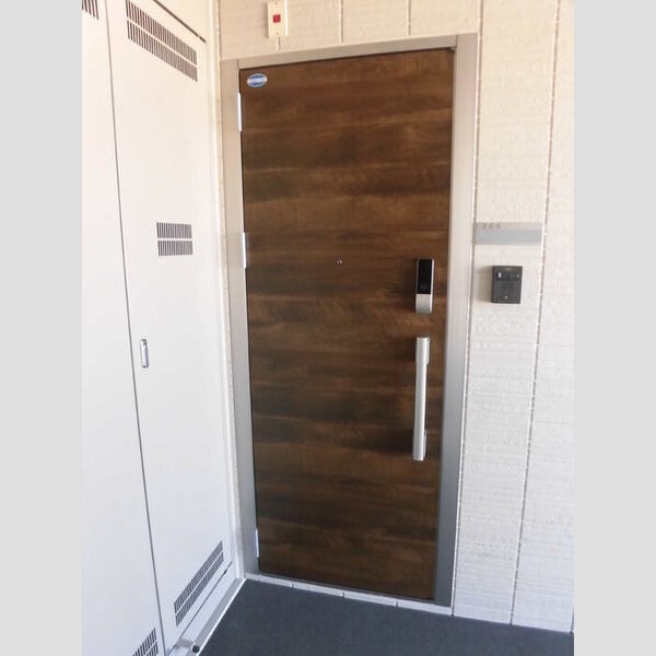 玄関 (305　ICカードキー付き玄関ドア)