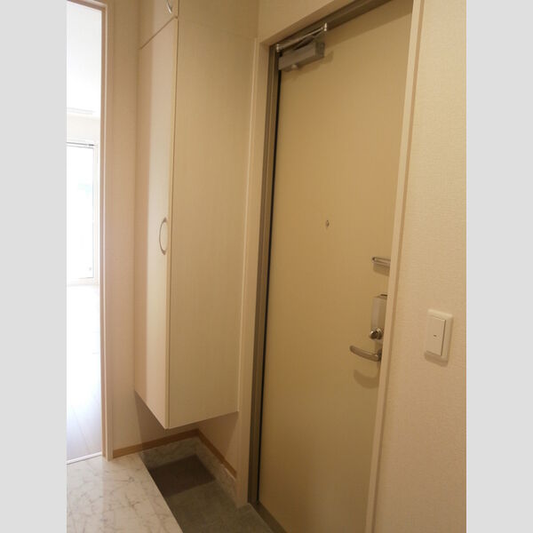 玄関 (A106　玄関内側　収納)