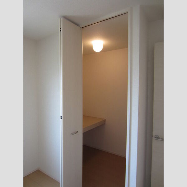 収納 (102 洋室ウォークインクローゼット)