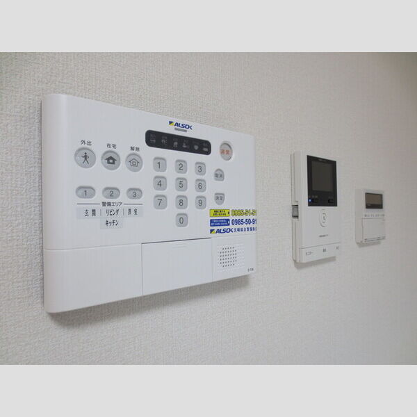 その他設備 (105　ホームセキュリティ　TVインターホン　オール電化給湯パネル)