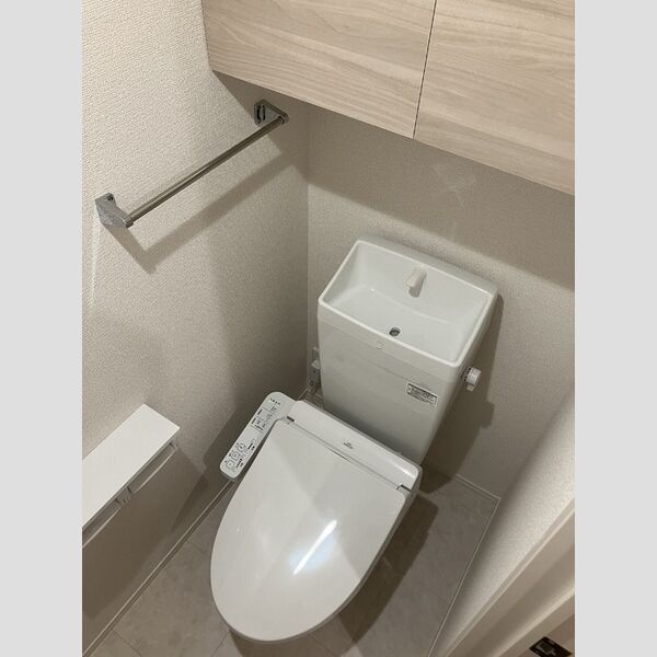 トイレ (102 温水洗浄暖房便座トイレ)