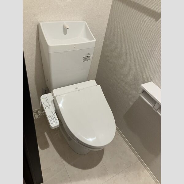 トイレ (303　温水洗浄暖房便座トイレ)