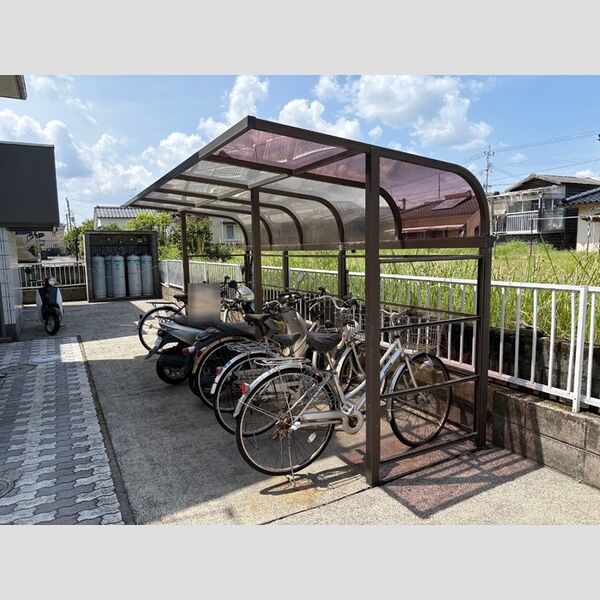 現地周辺 (駐輪場)