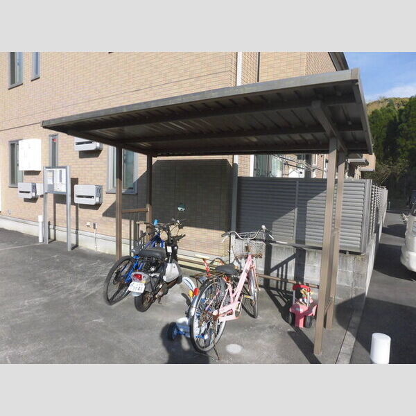 現地周辺 (駐輪場)