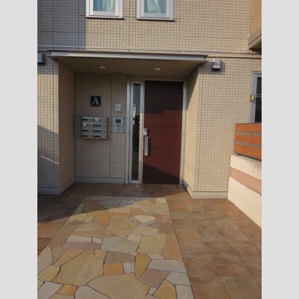 現地周辺 (A棟　ロビー)