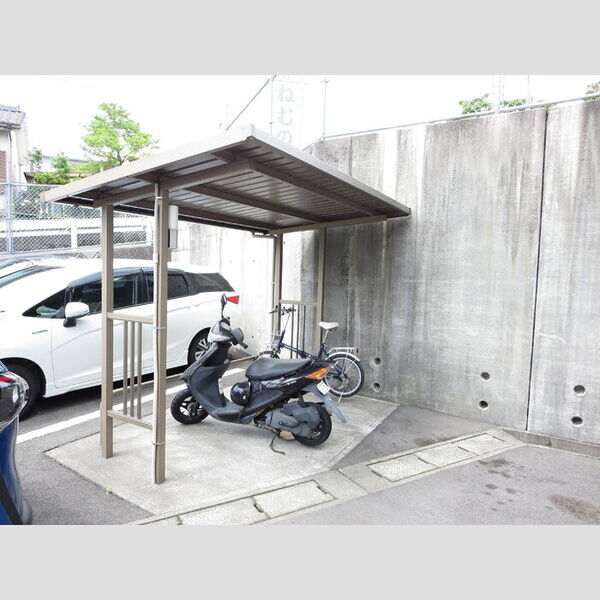 現地周辺 (駐輪場)