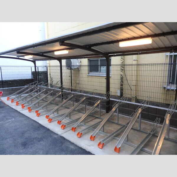 現地周辺 (駐輪場)