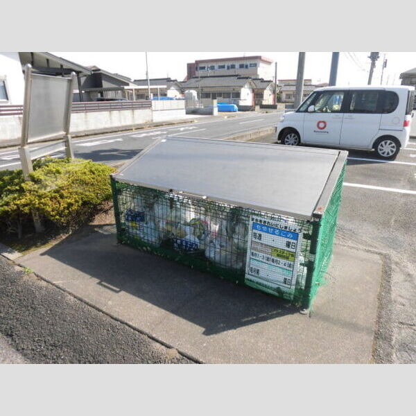 現地周辺 (ごみ置き場)