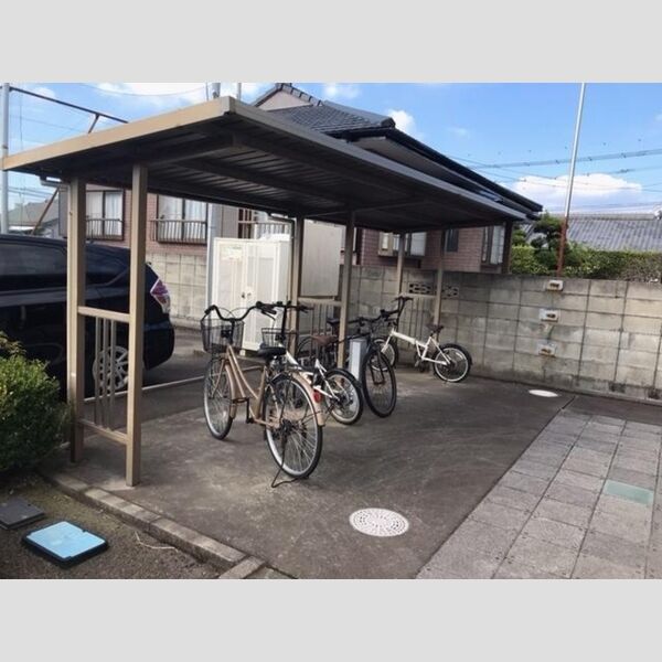 現地周辺 (駐輪場)