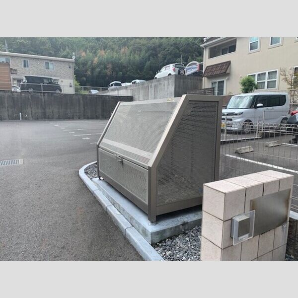 現地周辺 (ゴミストッカー)
