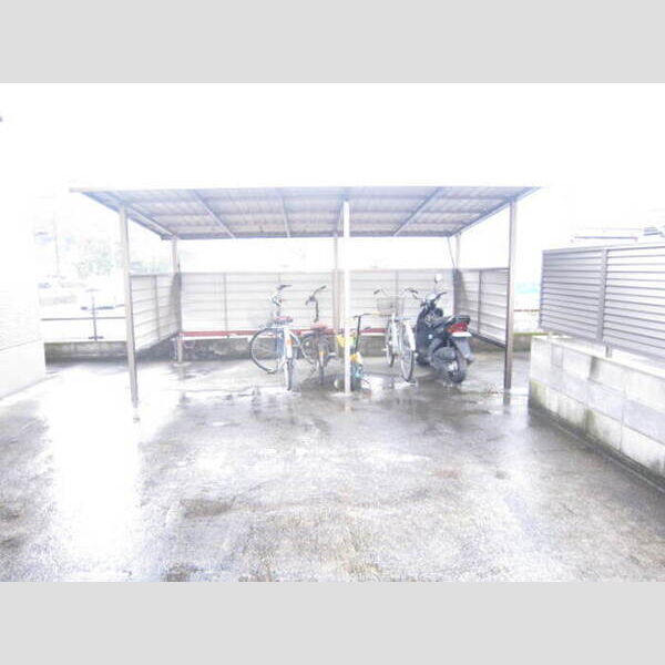 現地周辺 (駐輪場)