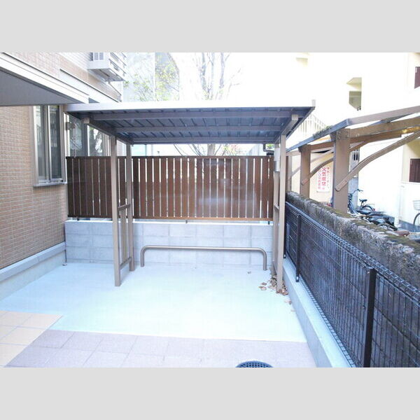 現地周辺 (駐輪場)