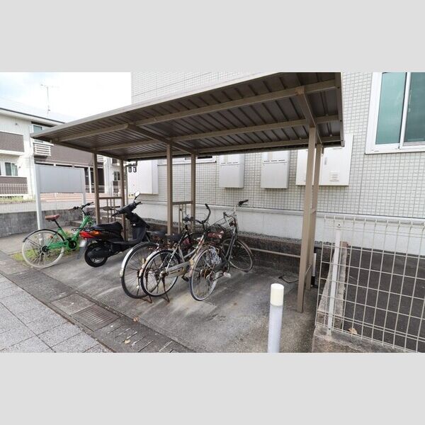 現地周辺 (駐輪場)